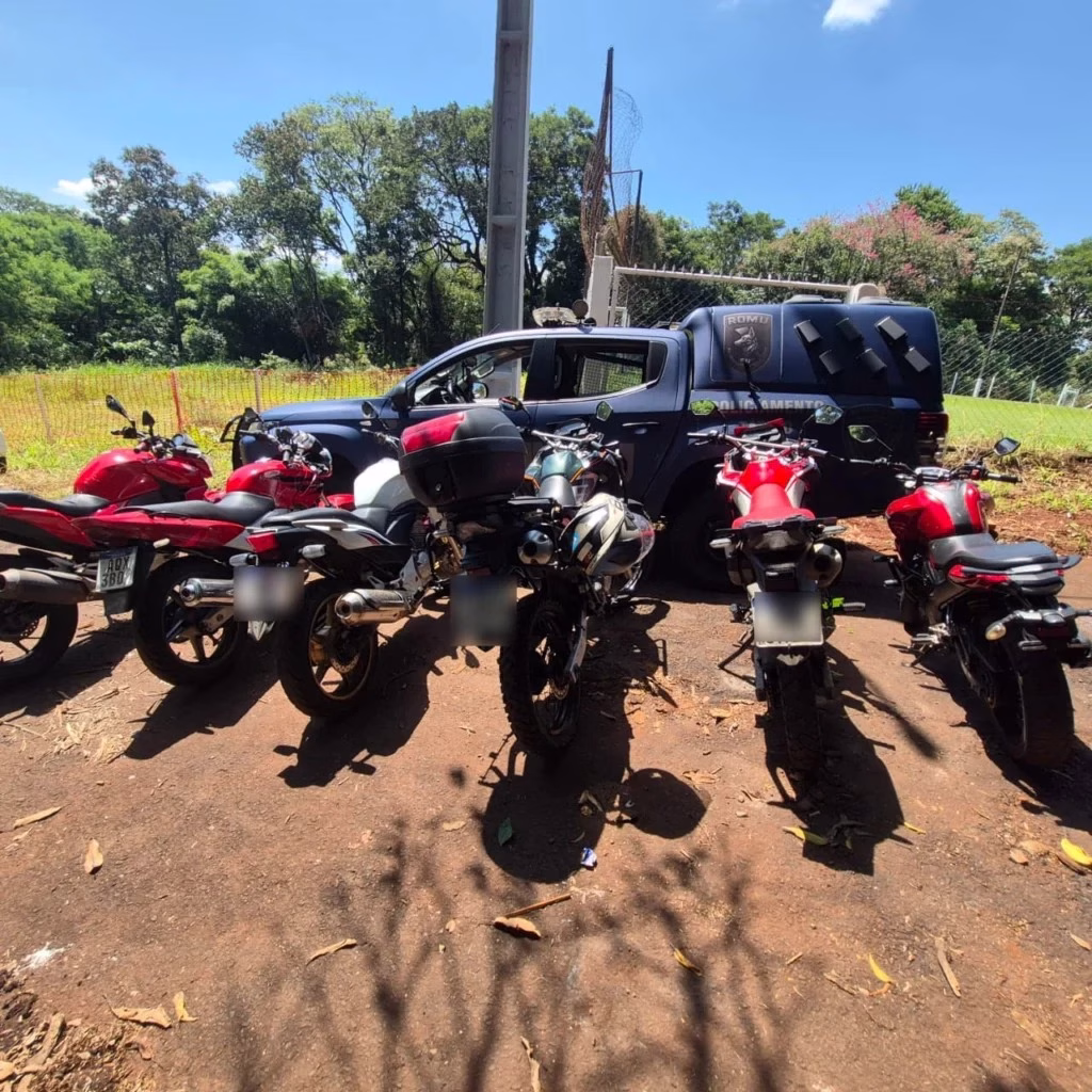 Depósito com motos furtadas é descoberto em área de mata em Maringá; vídeo
