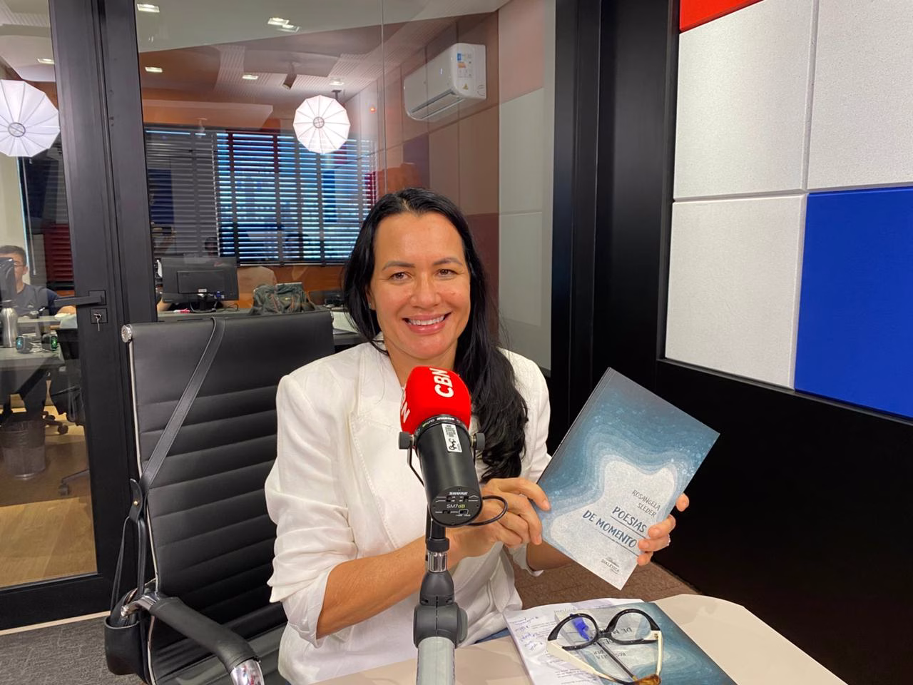 “A liberdade está no poder de mudar de papel”, diz advogada sobre livro de poesias lançado