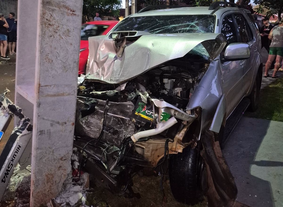 Após briga de trânsito, motorista foge, bate em poste e carro fica destruído em Maringá