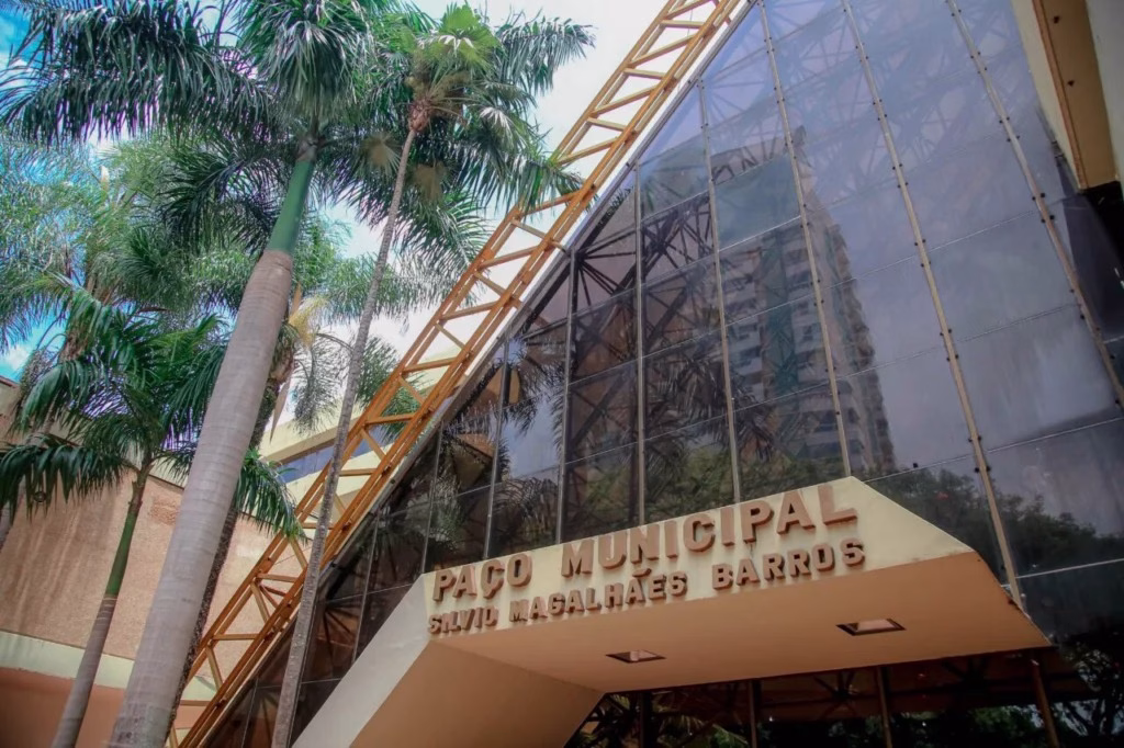 Comércio de rua, shoppings, serviços públicos, bancos… o que abre e fecha na Sexta-feira Santa em Maringá