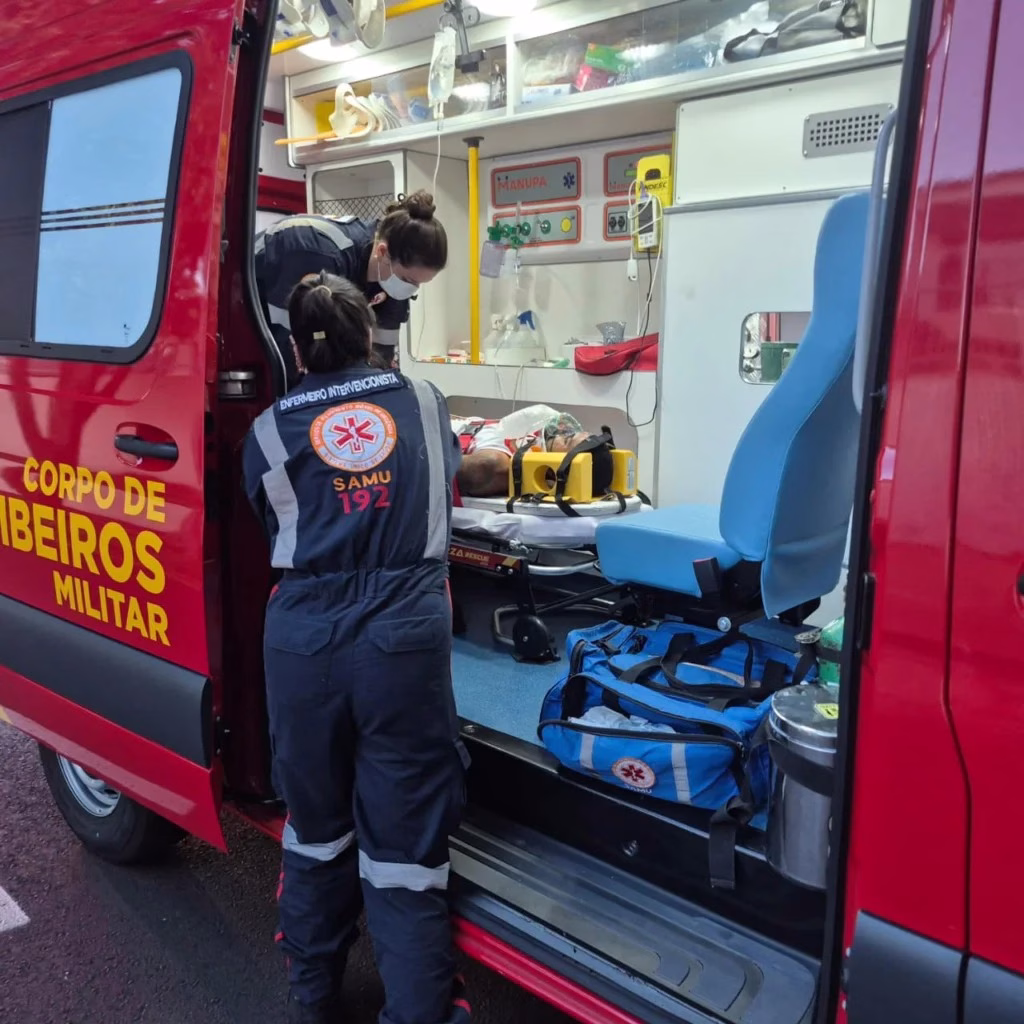Colisão entre moto e bicicleta deixa dois feridos em Maringá e motociclista tem suspeita de traumatismo craniano