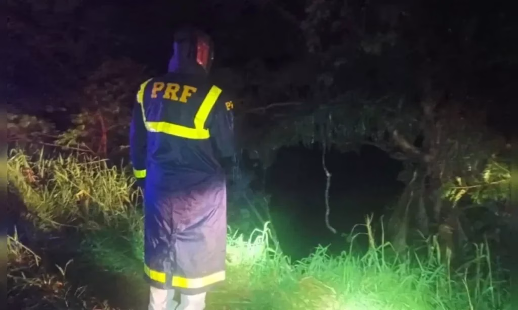 Criança morre e pai desaparece após queda de caminhão na Represa do Capivari