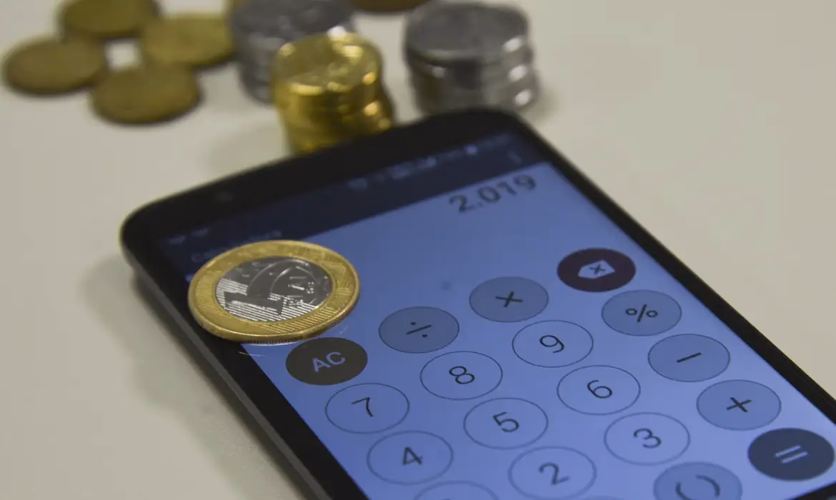 Selic pode cair, mas juros seguem elevados no Brasil