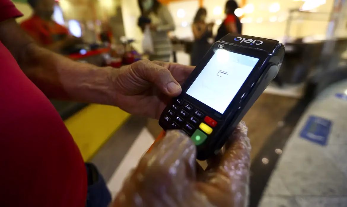 Crédito fácil para jovens preocupa pelo alto endividamento