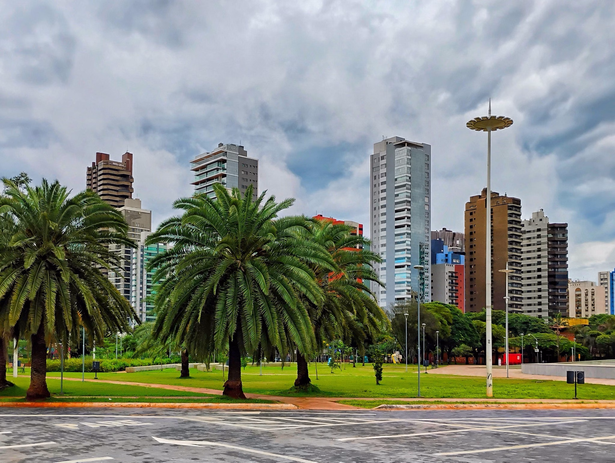 Segunda-feira (18) será de céu encoberto, mas sem previsão de chuva em Maringá