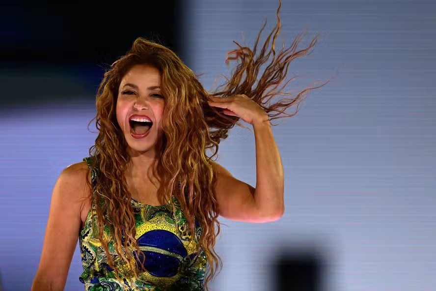 Análise dos looks e performance da Shakira em Copacabana