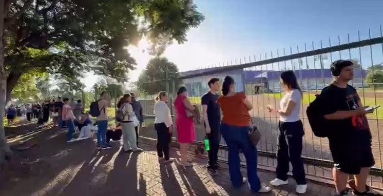 Eleitores formam fila no Fórum Eleitoral para regularização de título