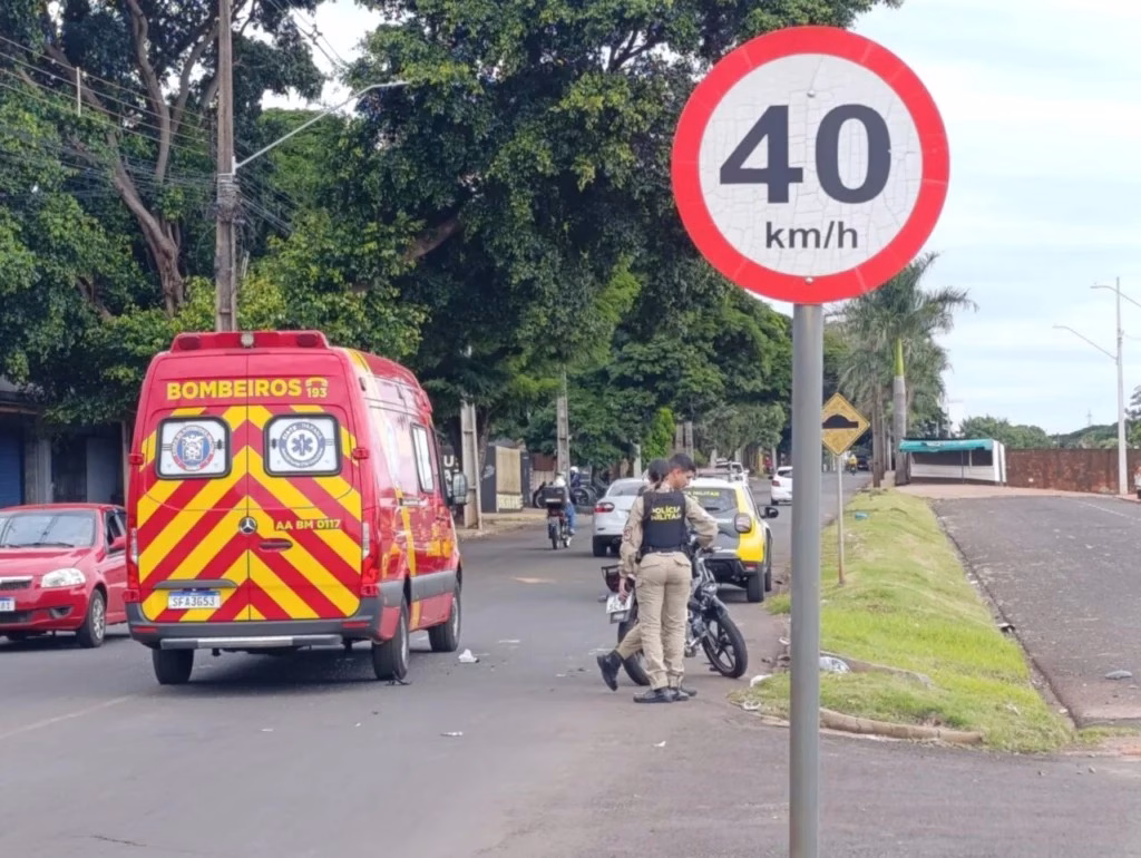 Jovem de 18 anos fica gravemente ferido após acidente entre moto e carro em Sarandi
