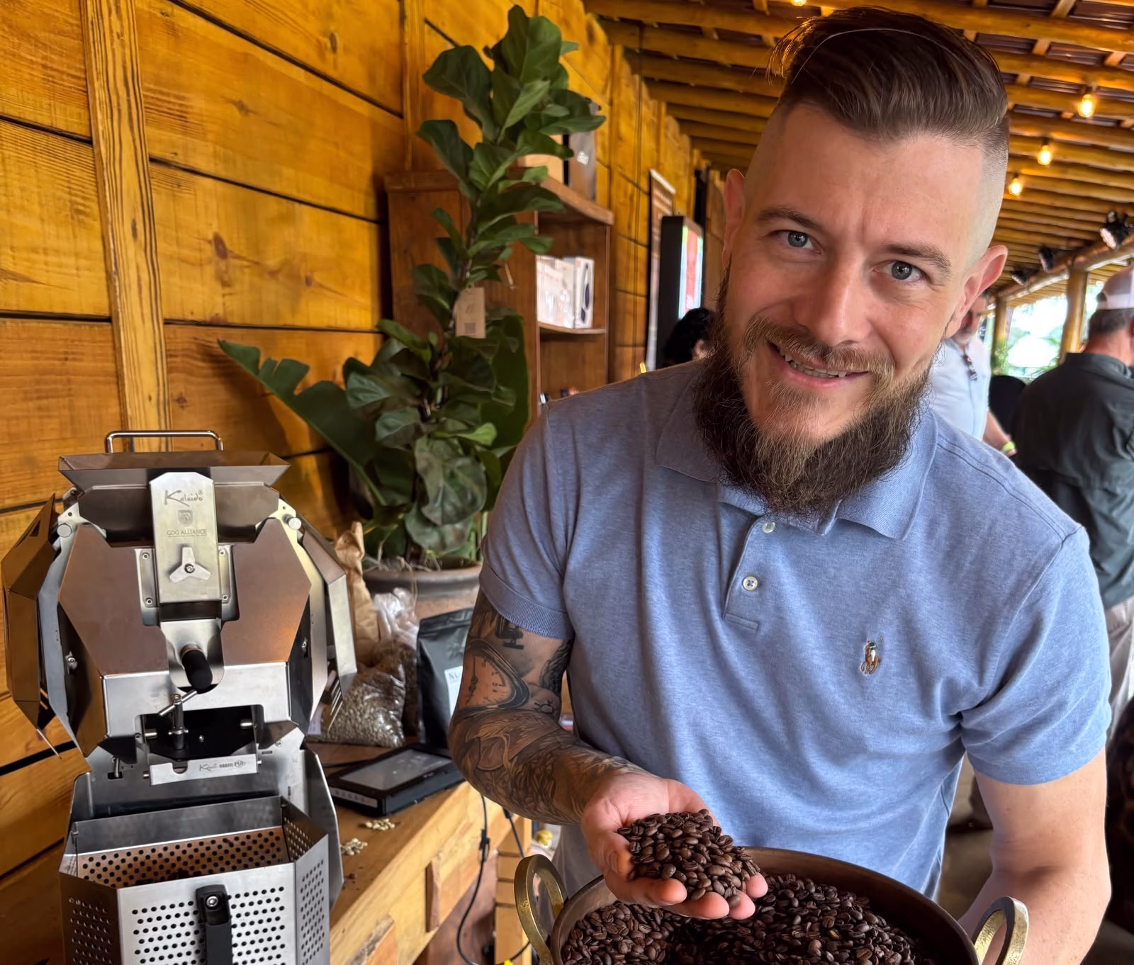 Pode coar café com água fervente?