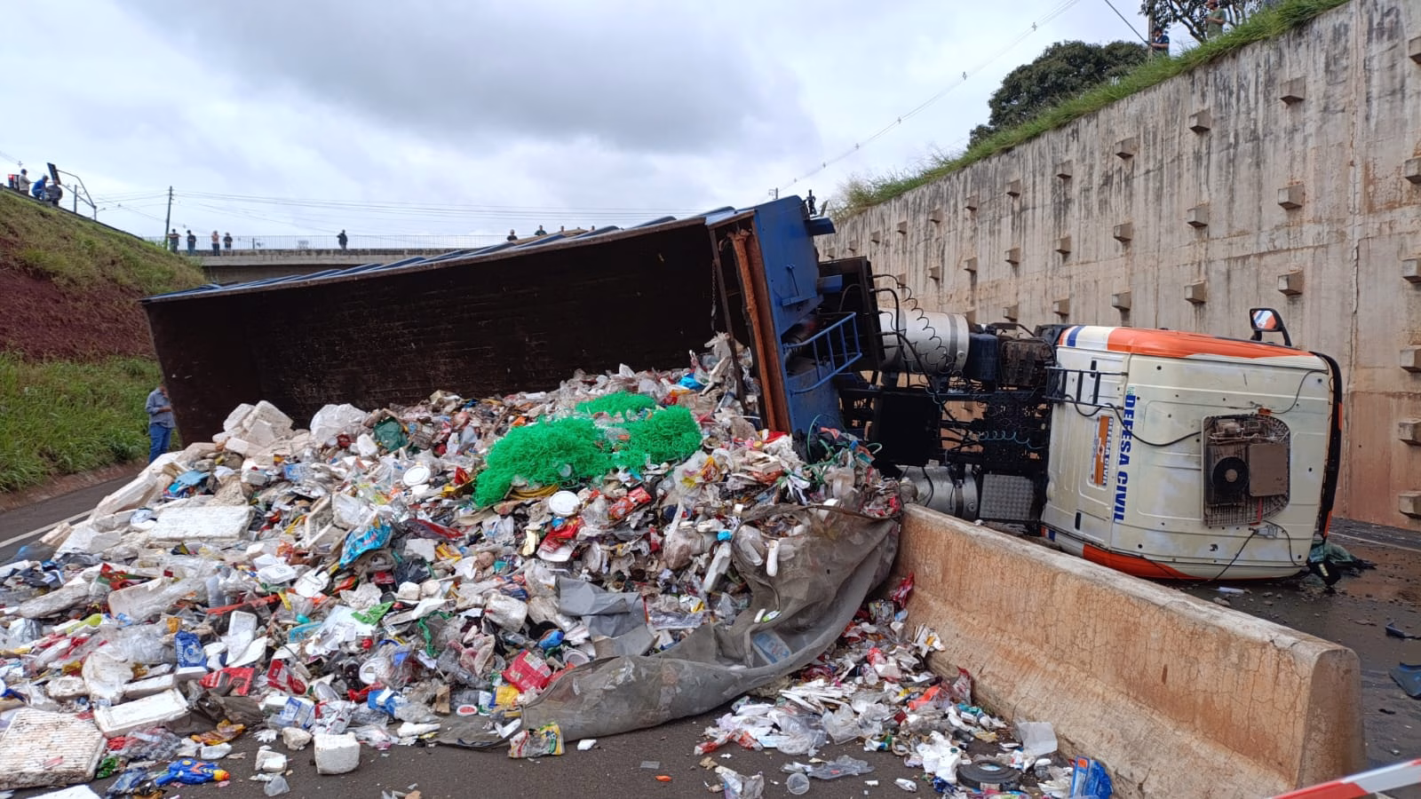 Trecho do Contorno Norte é interditado após tombamento de caminhão
