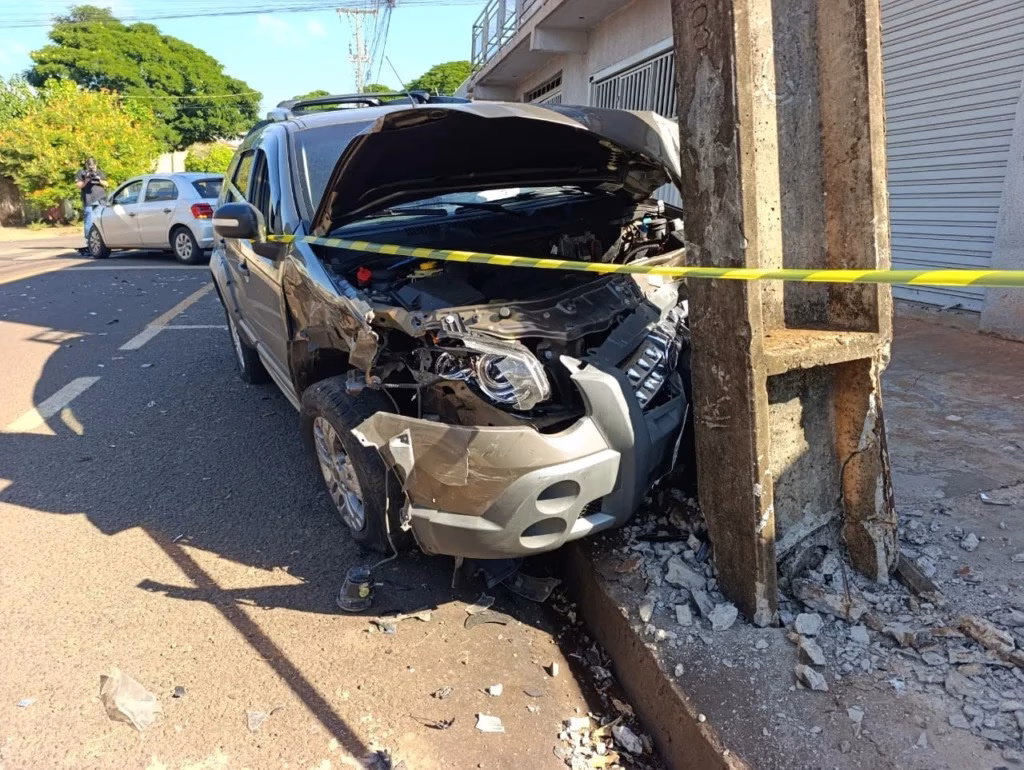 Acidente violento em Sarandi termina com carro destruído em poste e criança de 5 anos escapa ilesa