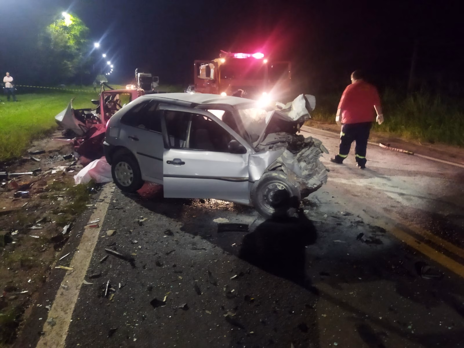 Carros batem de frente e quatro pessoas morrem na PR-463