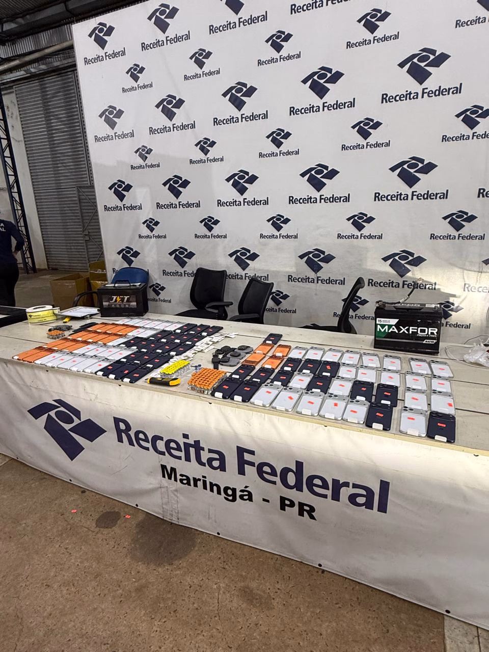 Receita Federal apreende smartphones e medicamentos em falsas baterias de veículos