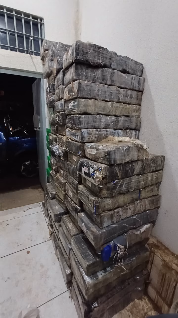 Motorista é preso com quase uma tonelada de maconha na região