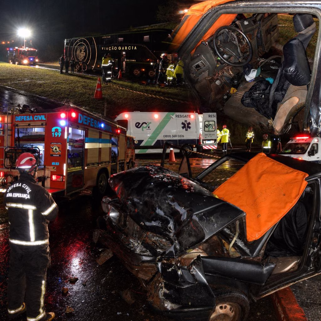 Acidente entre carro e ônibus deixa duas pessoas gravemente feridas na BR-376