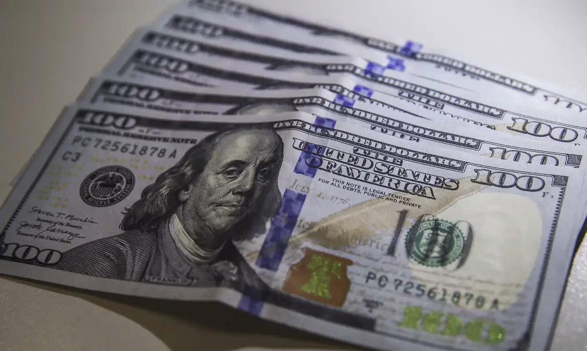 Dólar cai, mas preços internacionais seguem altos