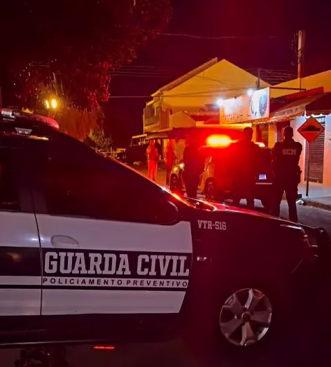 Jovem é morto a tiros após ser chamado para fora de bar