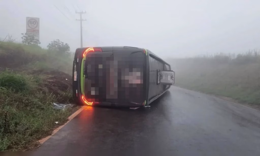 Ônibus tomba em Mandaguari e acidente deixa três passageiros feridos