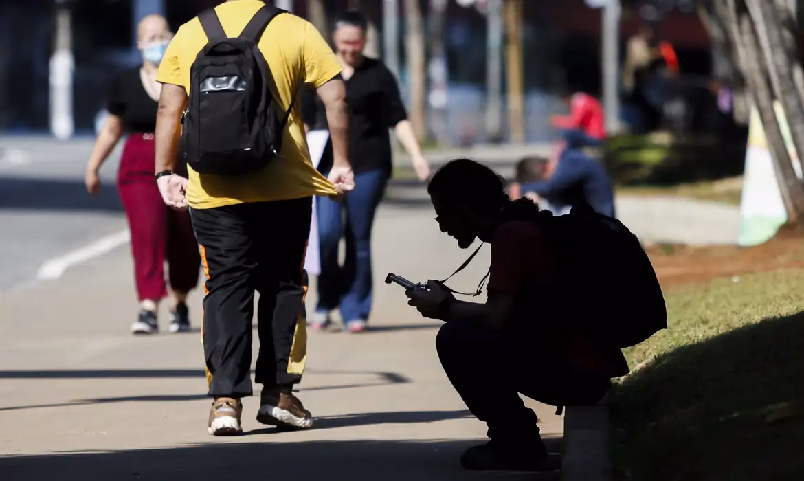 Crédito fácil e despesas altas ampliam dívidas entre os mais jovens