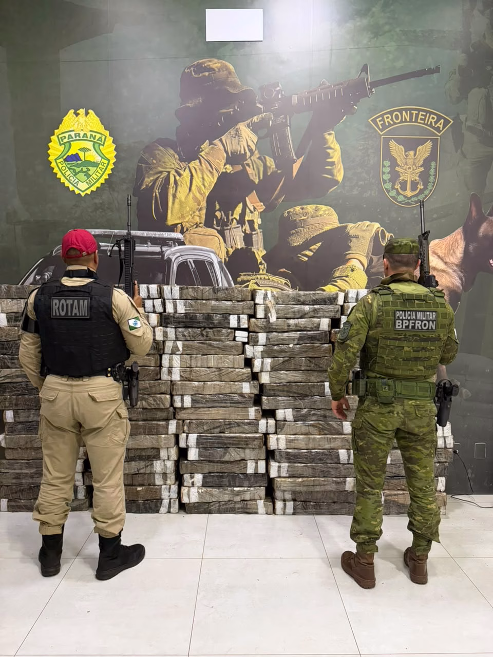 Polícia apreende uma tonelada de maconha às margens da PR-323 em Perobal