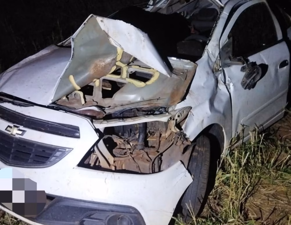 Carro capota, passageira morre e motorista é preso por embriaguez 