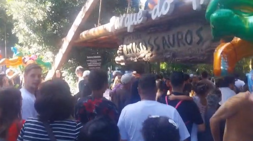 Exposição de dinossauros do Parque do Ingá atrai multidão de outras cidade