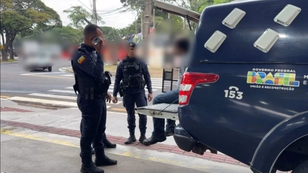 Briga após madrugada em casa noturna termina com facada, ameaça com arma e cocaína apreendida em Maringá