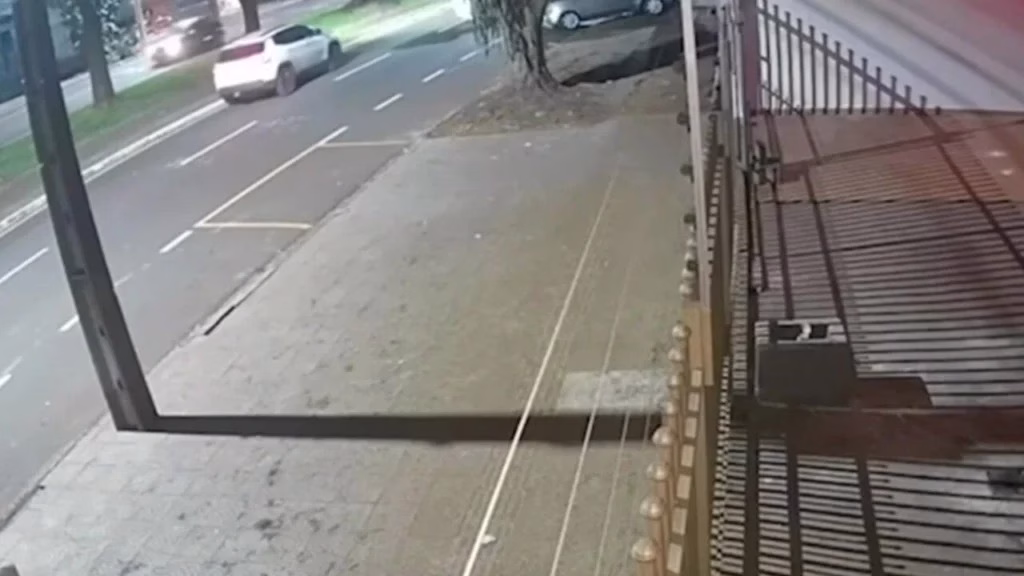 Câmera flagra capotamento em acidente na Avenida Brasil, em Maringá; motociclista escapa por pouco de ser atingido