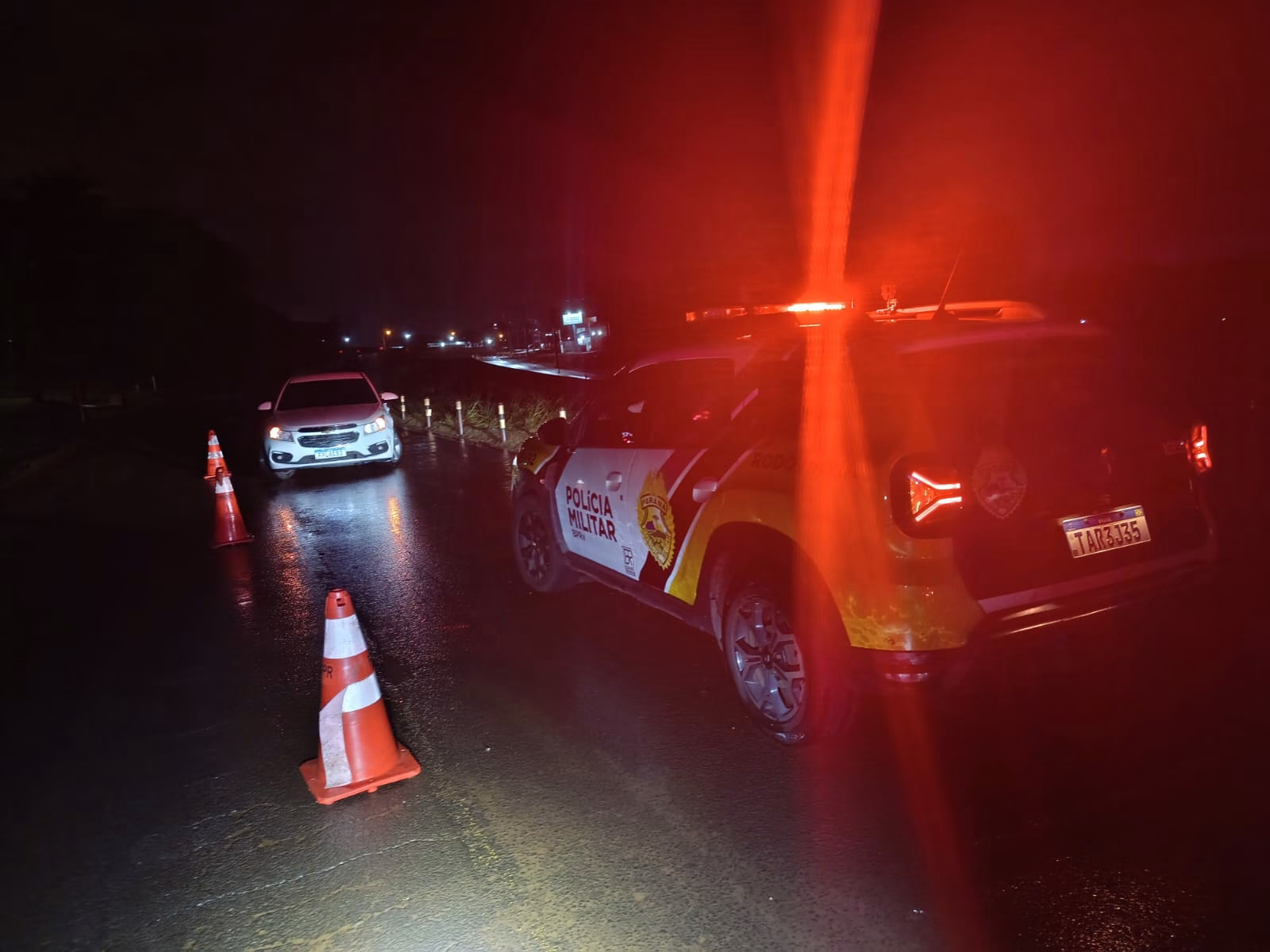 Motorista com sinais de embriaguez bate carro em viatura policial e é preso