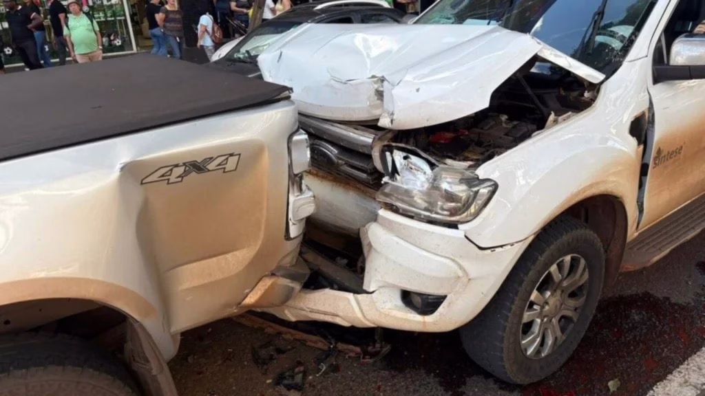 Câmera flagra engavetamento com três veículos no centro de Maringá; gestante de sete meses fica ferida