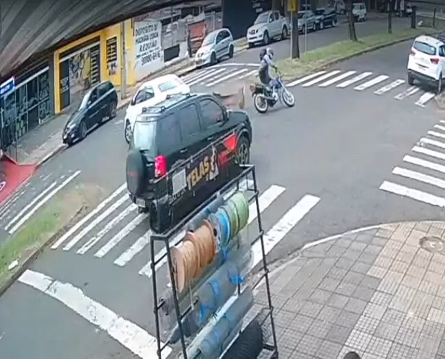 Motociclista é arremessado após colisão com carro me Maringá