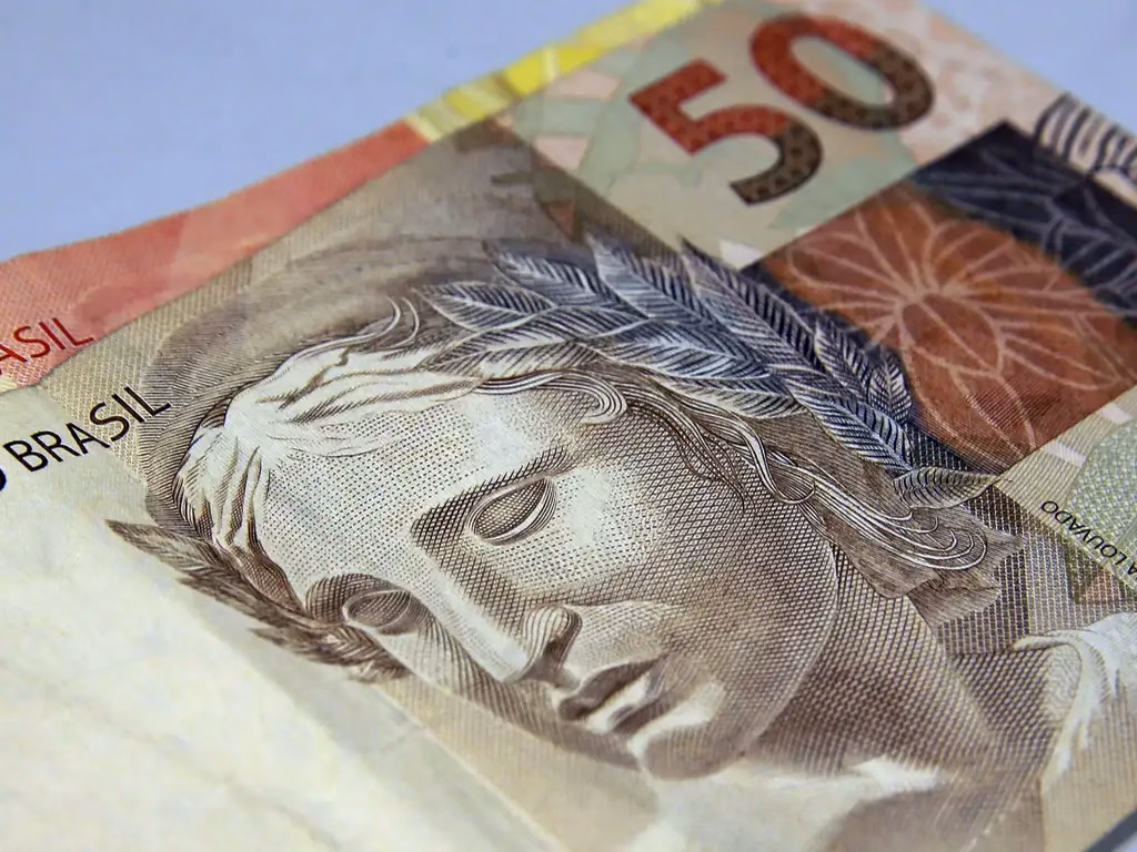 Problema fiscal mantém juros altos e limita crescimento do Brasil