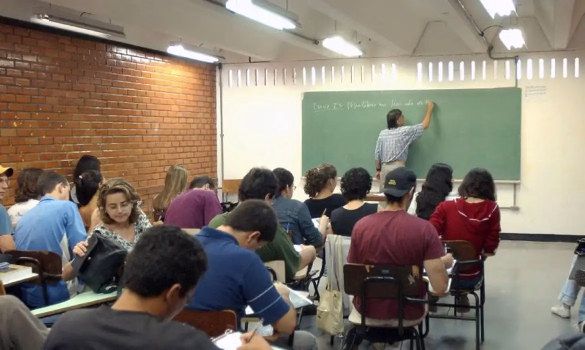 Formação acadêmica avança mais rápido que o mercado