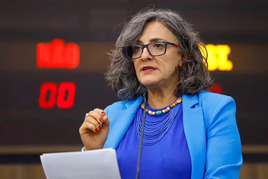 Relator é a favor de continuidade da Comissão Processante contra vereadora Professora Ana Lúcia
