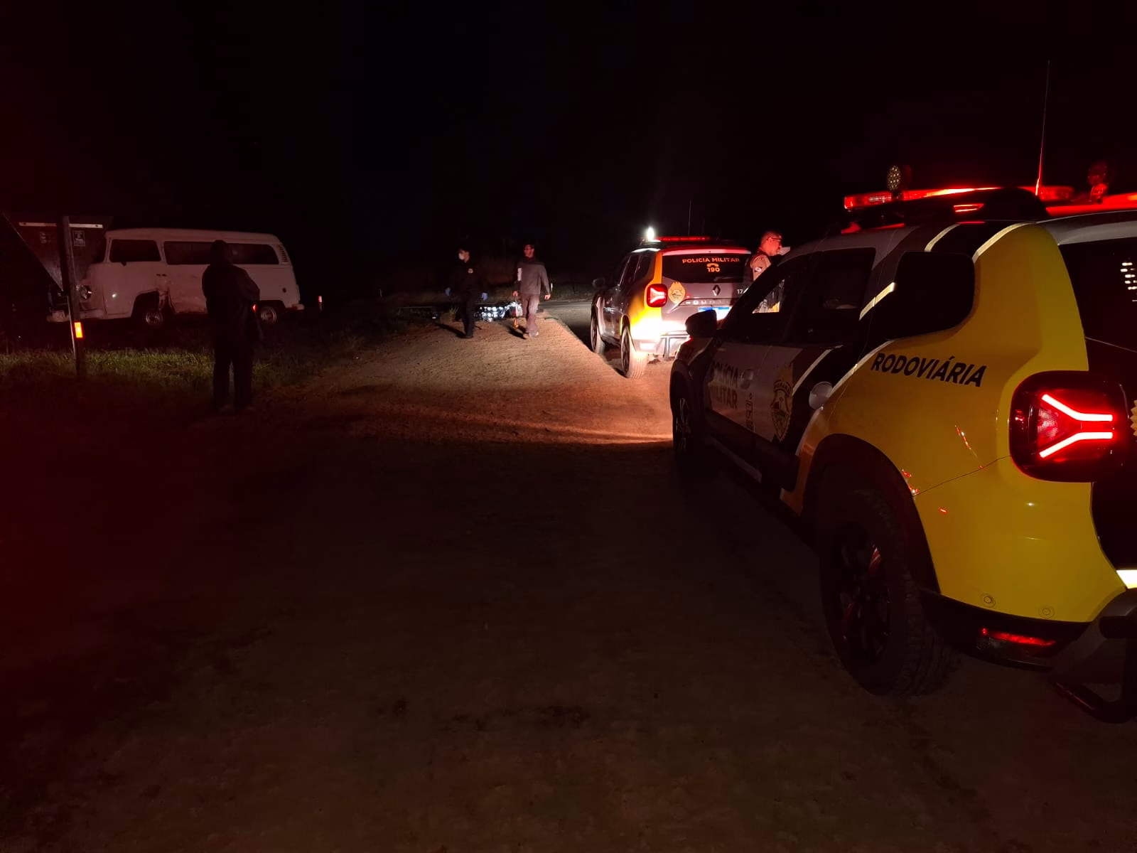 Motociclista morre ao bater moto em Kombi que atravessava a pista em trevo