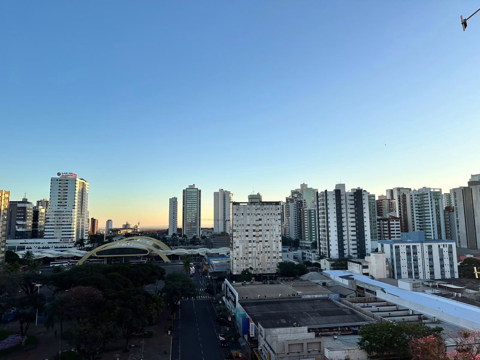 Quinta-feira (16) segue com céu limpo em Maringá; tarde terá máxima de 26º C