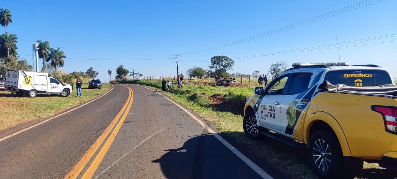 Motorista perde controle da direção, carro capota e passageira morre