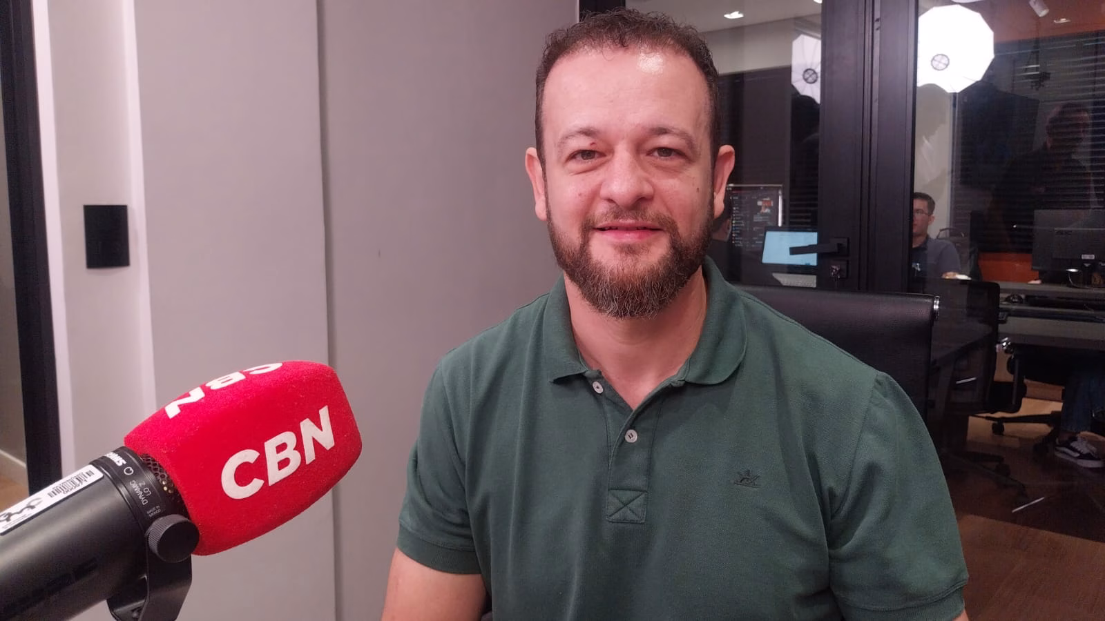 Secretaria de Esportes inicia manutenção do gramado do Willie Davids