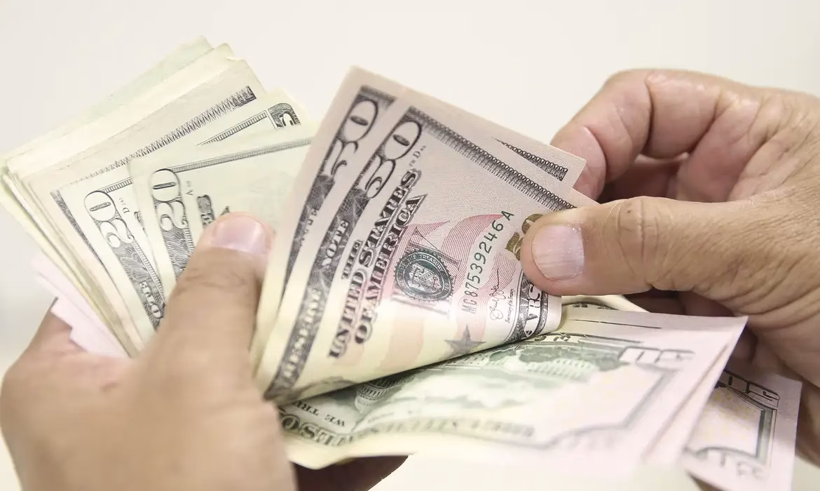 Dólar em queda: é hora de comprar?