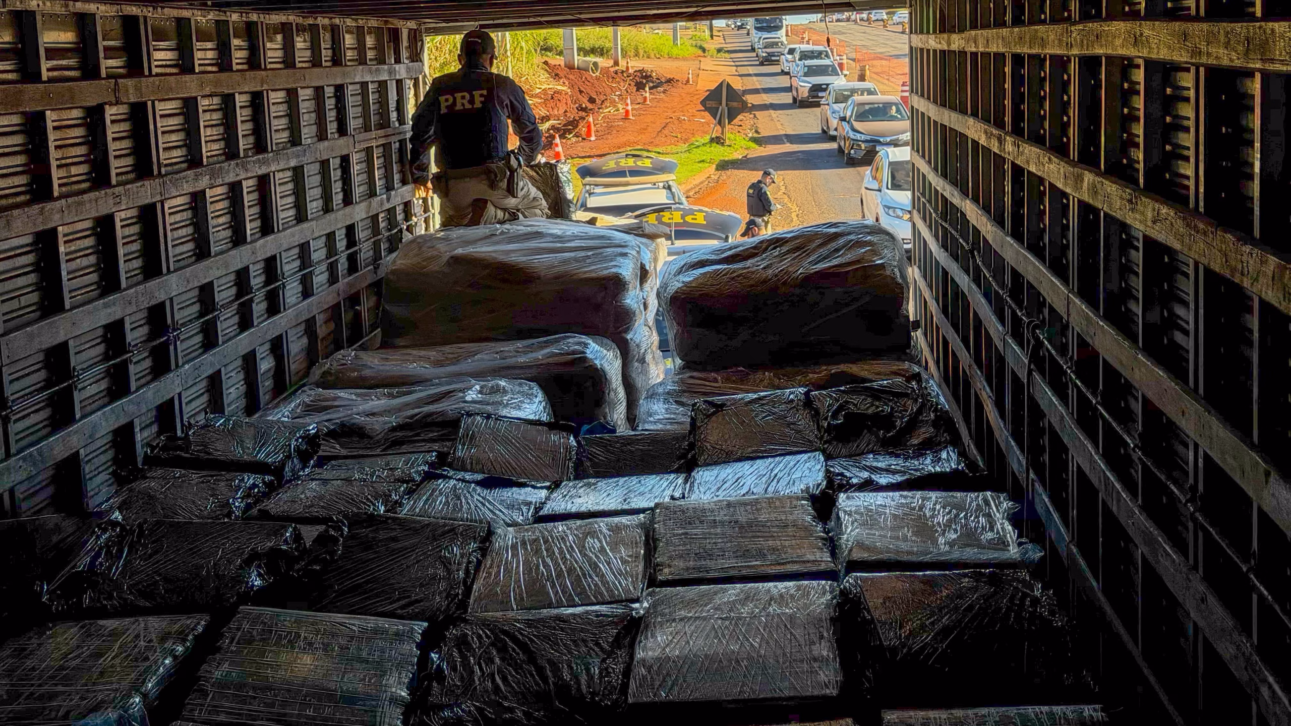 Maior apreensão do ano: caminhão escondia mais de 4,3 toneladas de drogas em Maringá