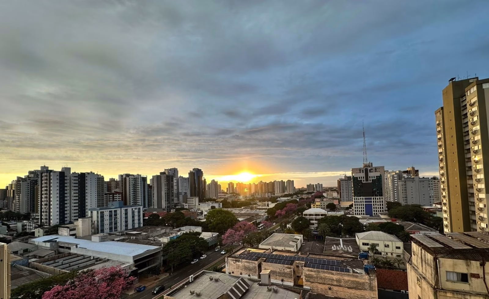 Chuva e temperaturas amenas; confira a previsão do tempo em Maringá e no Paraná