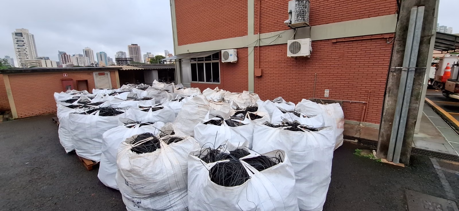 Mutirões retiram 17 toneladas de cabos e fios soltos em Maringá