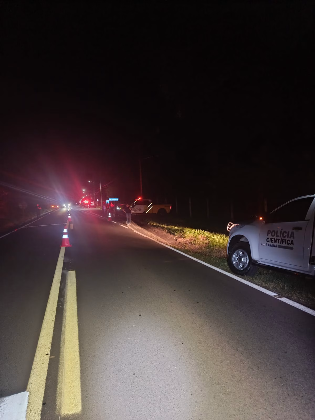 Motocicleta bate na lateral de carro, cai em canaleta e motociclista morre