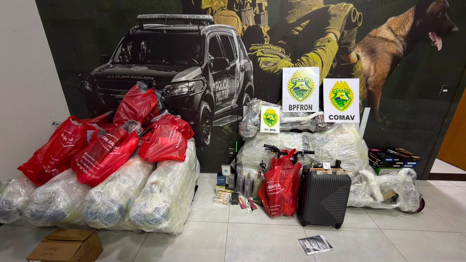 PM apreende medicamentos emagrecedores e produtos do Paraguai em Umuarama