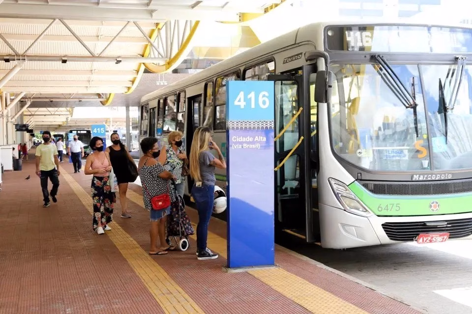 Usuária do transporte coletivo reclama de atrasos na linha 416 à noite