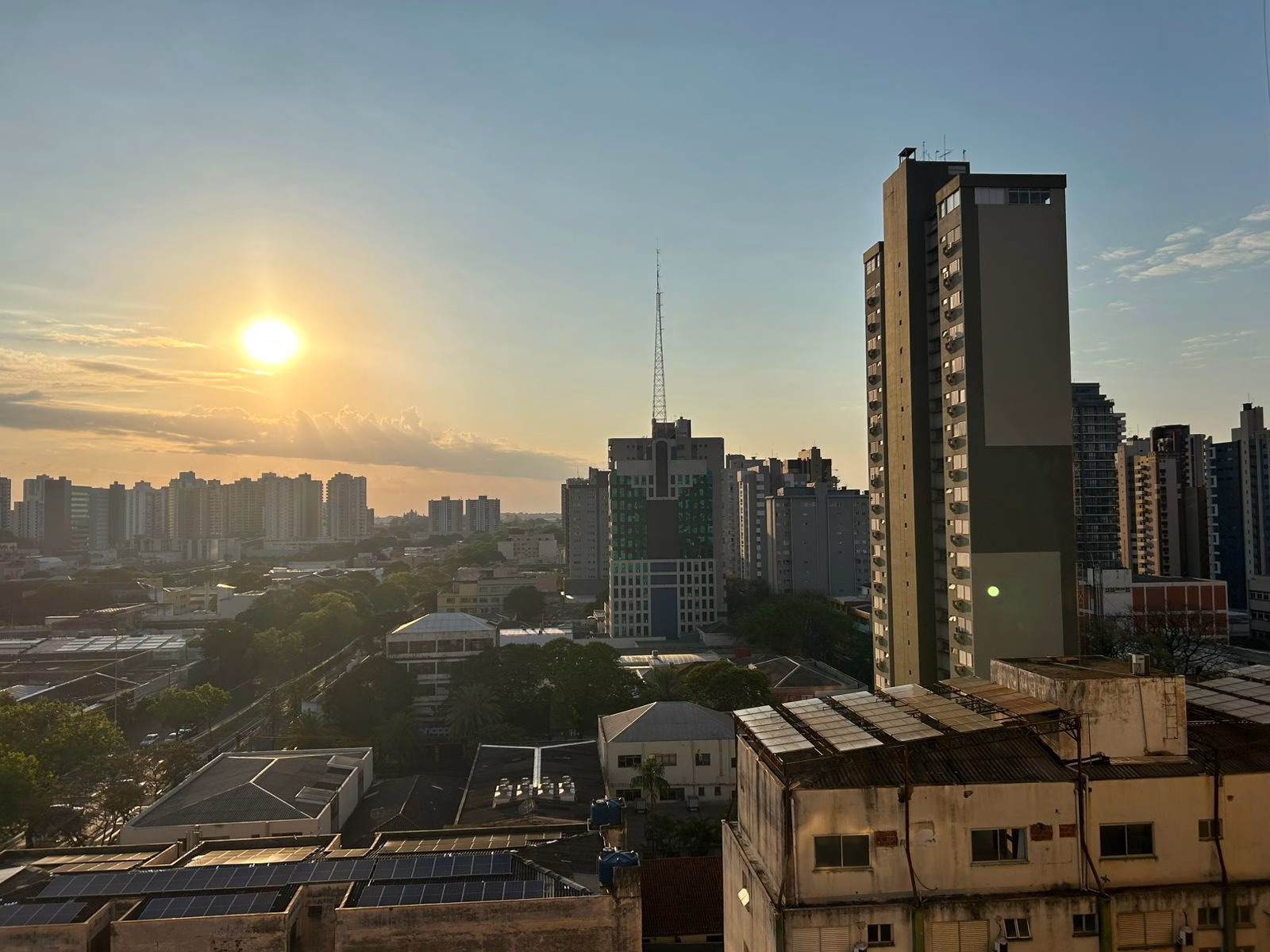 Calor volta a Maringá: confira a previsão do tempo na cidade e no Paraná