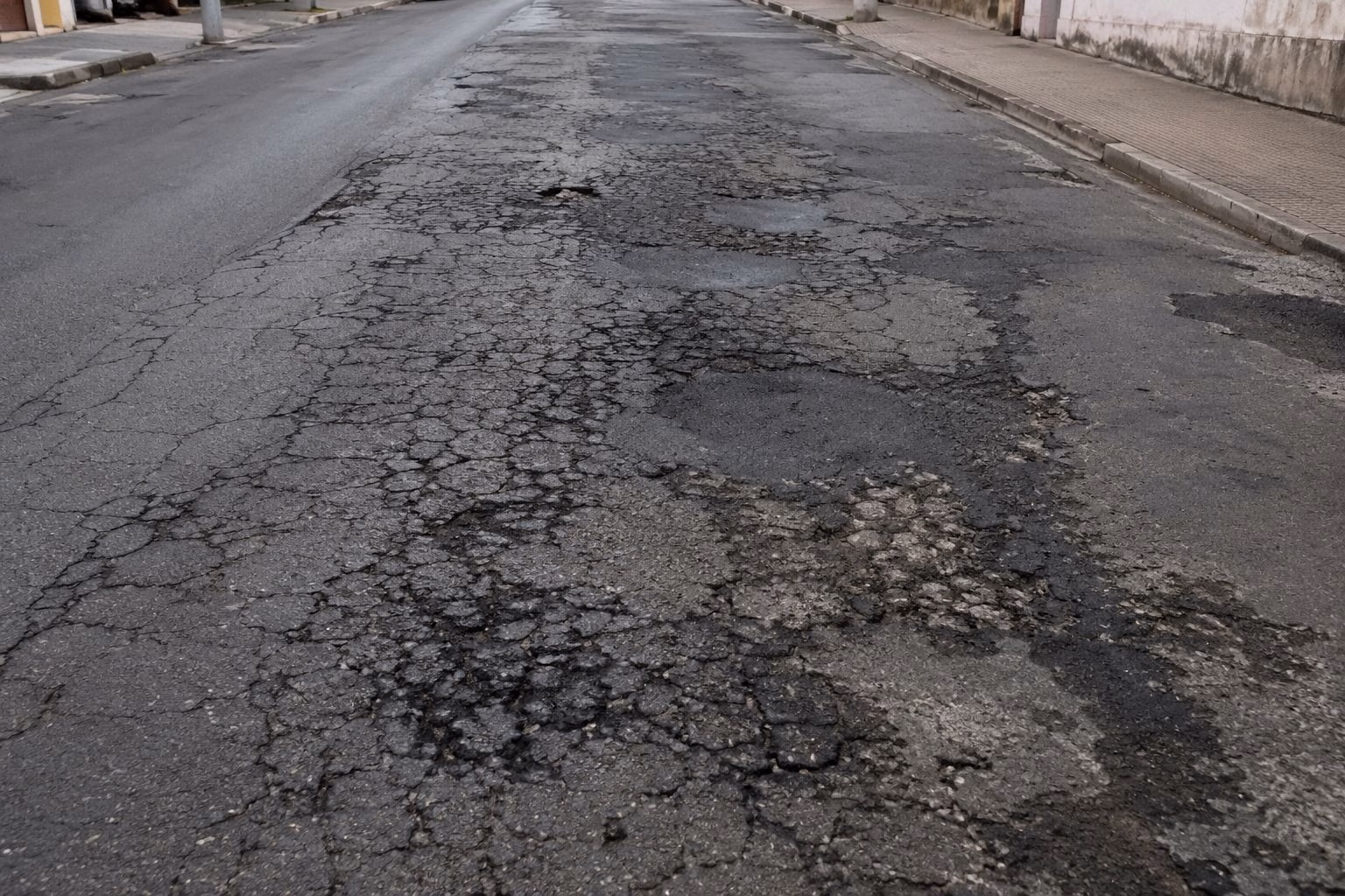 Ouvinte reclama de buracos na Rua Mem de Sá em Maringá