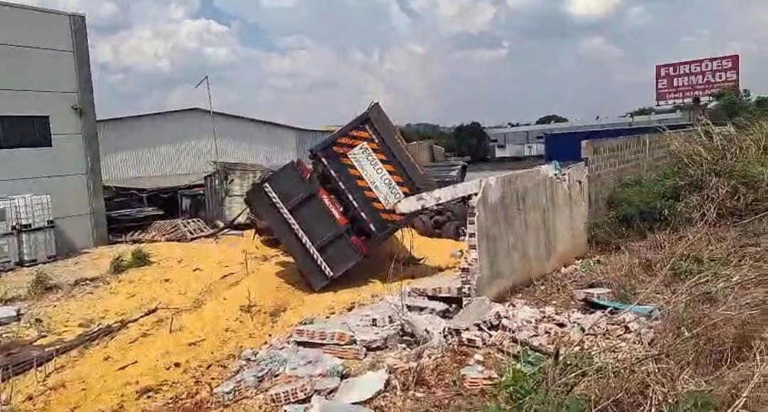 Caminhão fica totalmente destruído após acidente com van na região