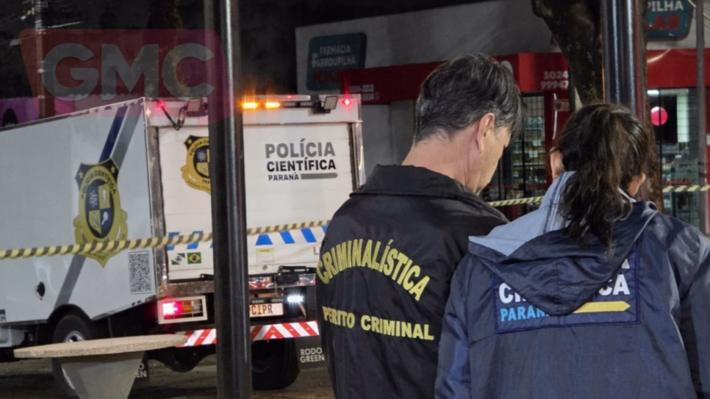 Passageira morre ao ser arremessada contra poste em grave acidente de moto em Maringá; piloto foge, mas é localizado pela polícia