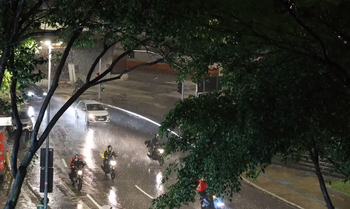 Prefeitura prevê mais dois a três dias de trabalho após temporal em Umuarama